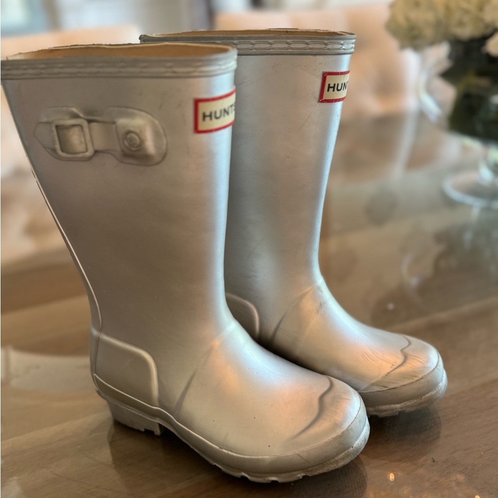 Hunter kids Nebula Wellington rain boots in metallic silver, size 13c/1c